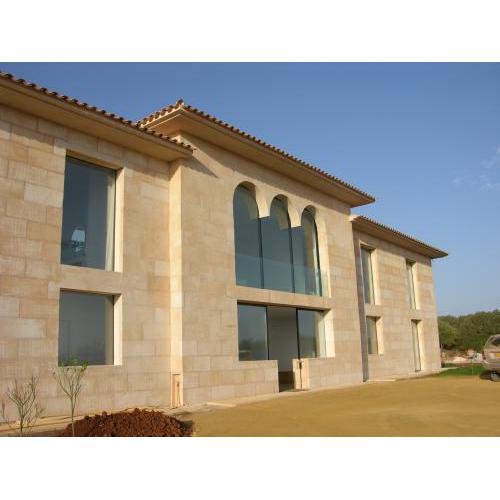 Obra en Ses Salines ( Mallorca ) con aplacado  de Mares de Porreres en fachadas principales.