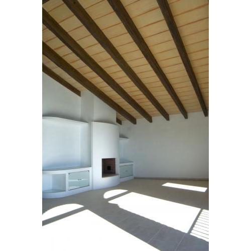 Interior con vigas de hormigón imitación madera rústicas color nogal.