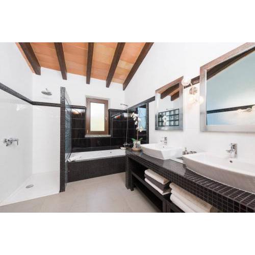 <p>Interior baño con vigas de hormigón imitación madera rústicas color Nogal.</p>
