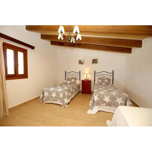 <p>Interior dormitorio con vigas de hormigón lisas imitación madera en color Norte.</p>