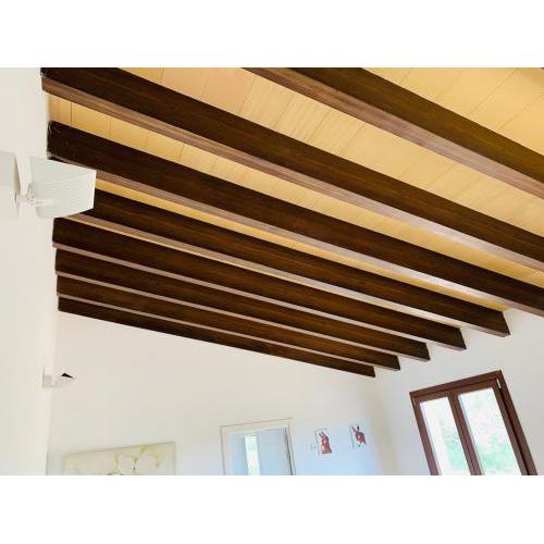 <p>Interior con vigas de hormigón lisas imitación madera color Nogal.</p>