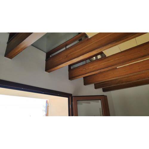 <p>Interior con vigas lisas de hormigón imitación madera en color Norte.</p>