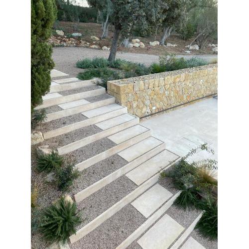 <p>Escalera jardín con marés de Porreres</p>